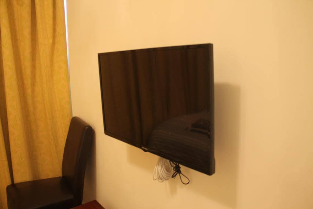 Jolly Waggoner Hotel Hounslow Bagian luar foto